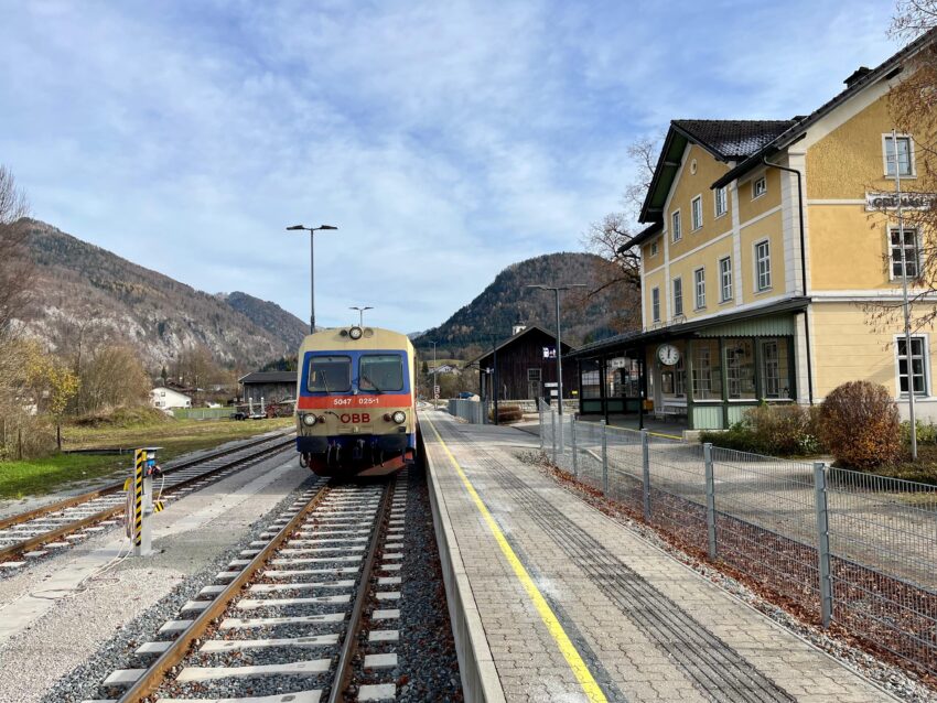 Almtalbahn | Blu-ray 5047 025 Bf Gruenau im Almtal quer mit Gebaeude 850x638 - Almtalbahn | Blu-ray