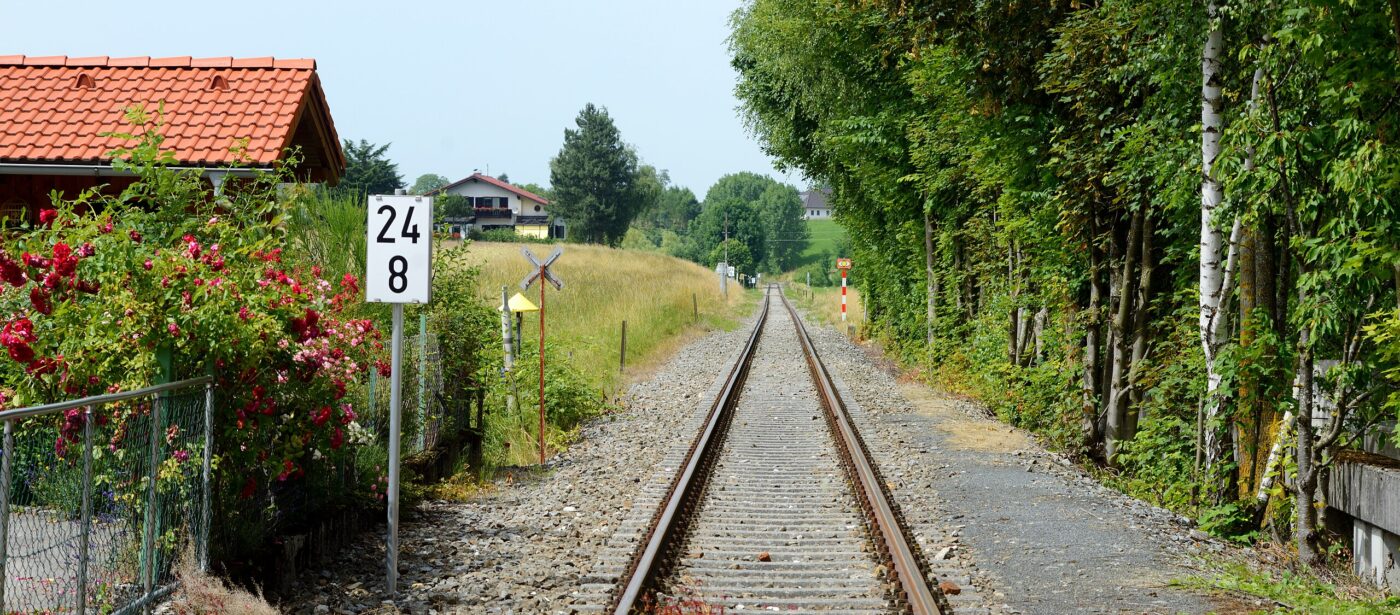 Zugverbindung nach Laakirchen Bahnhof Engelhof Ausfahrt Nord 1400x615 - Zugverbindung nach Laakirchen