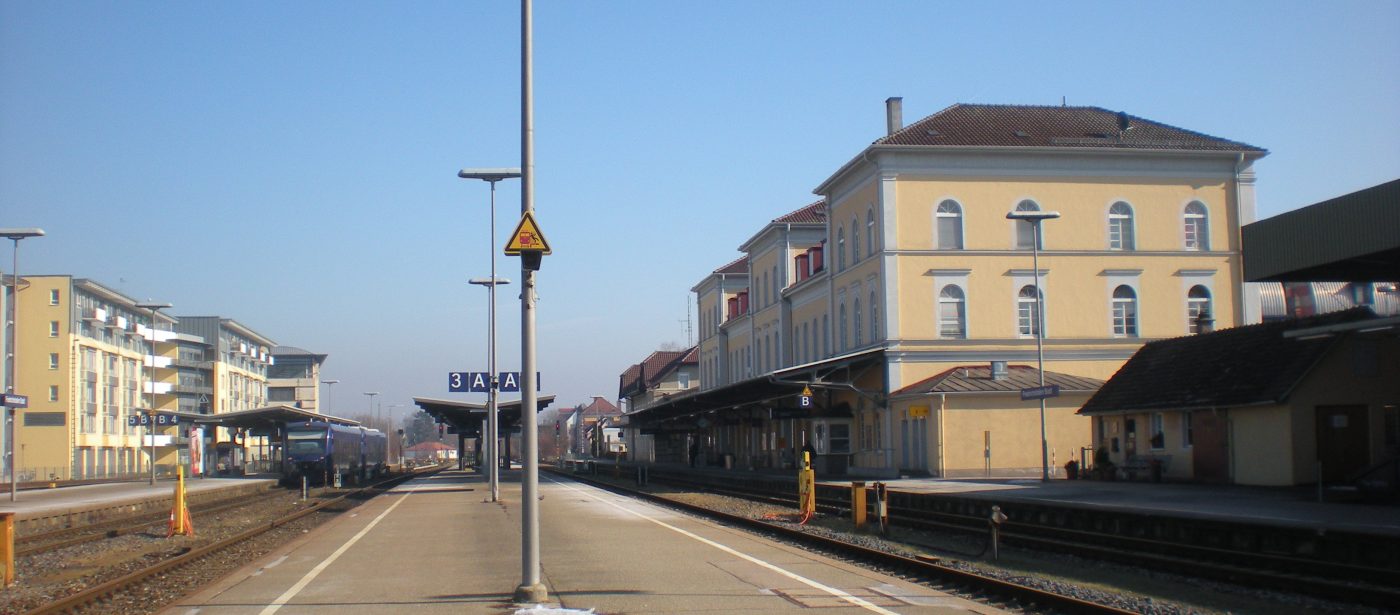 Friedrichshafen Stadt   Bahnsteige 1400x615 - Die Südbahn unter Strom