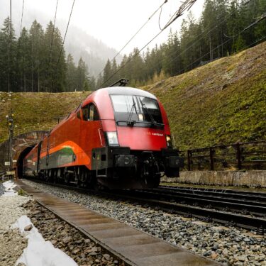 railjet fährt in den Tauerntunnel