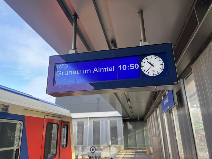 Almtalbahn | Blu-ray Wels Hbf Abfahrtsanzeige 850x638 - Almtalbahn | Blu-ray