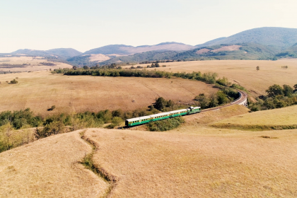 Eisenbahn in der rumänischen Landschaft